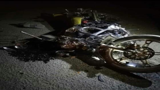 قصة ابو العلا أخطر تاجر مخدرات وحكاية "وزة "وسوبر والمخ أشهر ديلرات بفيصل حينما يموت الضمير وتخرب الذمم ويكون المال هو الهدف الاسمى لبعض الناس فعلى هذه الارض السلام ..حينما يحترف بعض الرجال القتل بدم بارد وترويج السموم بقلوب متحجرة فعلى هذه الارض السلام ..وحينما يستحل بعض الرجال الحرام ويستهدفون قتل الابرياء من الشباب بهذه المواد السامة من اجل الثراء السريع ..فعلى هذه الارض السلام ..ابو العلا ..رجل حقق ثروة طائلة ويعمل فى مجال الموبليات المستعملة بشارع فيصل ..هذا الرجل ميسور الحال ولديه سيارتان ومسكن عبارة عن دورين فى احدى العمارات السكنية الشاهقة ..ولديه اموالا طائلة ..ويعيش فى رخاء ..ما الذى يجعله يتاجر فى المخدرات ويروج السموم بين الشباب ..الطمع والجشع وحب الحرام ..هذا هو السبب وهذه هى الاجابة ..احترف ابو العلا تجارة المخدرات بشتى انواعها ..بدءا من الحشيش ..الاستروكس ..الشابو ..البودر ..وبقية الانواع المعروفة ..وكون جيشا جرارا من الموزعين والديلرات ..وكون شبكة من الدواليب الخطرة التى تعمل لحسابه الشخصى ..واتخذ من محل الموبليا المستعملة ستارا يخفى نشاطه المشبوه ..ونجح ابو العلا فى تحقيق شهرة واسعة بين المدمنين ..كافة الاعمار فى الاحياء الشعبية المجاورة لمنطقة فيصل التى يعيش فيها ..وكذلك حقق شهرة بين تجار الصنف فى الجيزة ..خاصة ان ديلراته معروفين وبدأوا يحققون شهرة واسعة ..ابو العلا جند ثلاثة من اخطر الموزعين فى الجيزة للعمل معه فى توزيع الصنف واغراق المناطق الشعبية المجاورة لفيصل بالسموم ..وهؤلاء هم "وزة "والمخ" و"سوبر"هذه الاسماء معروفة جدا لمدمنى المخدرات بهذه المناطق ..وهؤلاء ايضا رغم صغر سنهم الا انهم كونوا اموالا طائلة ..ولازال ابو العلا يعبث بكل هؤلاء وكل الاعمال الخطرة فى شتى انحاء المحافظة ..ورغم ان ابو العلا دخل السجن فى فترات سابقة وكذا نجله دخل السجن وقضى به 6 سنوات فى جريمة اتجار المخدرات ..الا ان المال الحرام والكسب الحرام وتجارة السموم تغرى وتعمى العيون ومن اعتاد على كسب الحرام من المستحيل ان يتوب عنه ..فواصل ابو العلا تجارته المشبوهة وواصل ترويج السموم التى يحصل عليها من احد كبار التجار والمهربين المعروفين والذين ترصدهم الاجهزة الامنية وتحاول جاهدة ضبطهم والقبض عليهم ..يسعى ابو العلا كما جاءت مصدرنا بالمعلومات للانفراد بسوق الصنف فى المنطقة بنفسه ويسعى ايضا لتجنيد ديلرات جدد وموزعين على اعلى مستوى ليضمن اخلاء السوق له ..ولما لا وهو يحقق الملايين من وراء هذه التجارة الغير مشروعة ..ويعتزم أبو العلا تروويج كمية كبيرة من مخدر البودر والحشيش فى الفترة المقبلة ..كما يعتزم نشر المزيد من دواليب المخدرات فى المنطقة والمناطق المجاورة..أما "وزة "وسوبر والمخ .. فهم ينشطون فى هذه الايام بين الشباب لدرجة انهم دمروا ادمغة معظم الشباب بهذه المخدرات الملعونه ..وسوف نرصد حركاتهم فى الفترة المقبلة ونتابعهم حتى نصل الى كبار التجار الذين يعملون معهم وسنكشف اساليبهم ودواليبهم فى الحلقات القادمة ..