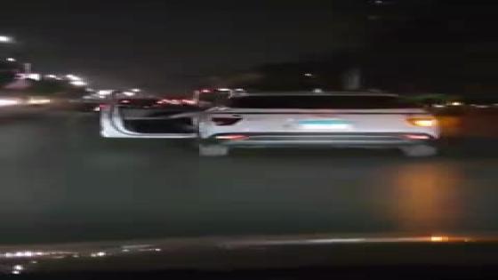 حركات استعراضية بسيارته