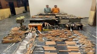 ضبط شخصين يصنعان الأسلحة البيضاء في ورشة مخالفة بالجيزة