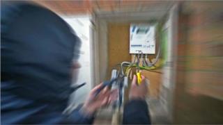 انتوا سارقين كهربا ولازمًا تدفعوا.. حيلة جديدة للنصب على المواطنين