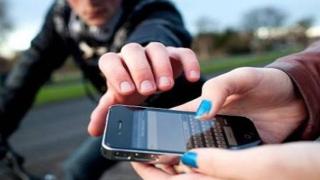 سرقة هواتف محمولة باسلوب الخطف