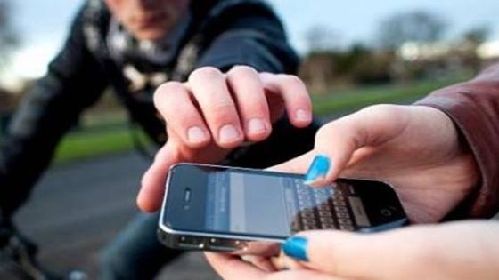 سرقة هواتف محمولة باسلوب الخطف