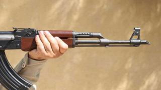 بالأسلحة النارية.. اشتباكات عنيفة بين عائلتين في قنا وإصابات 4 أشخاص